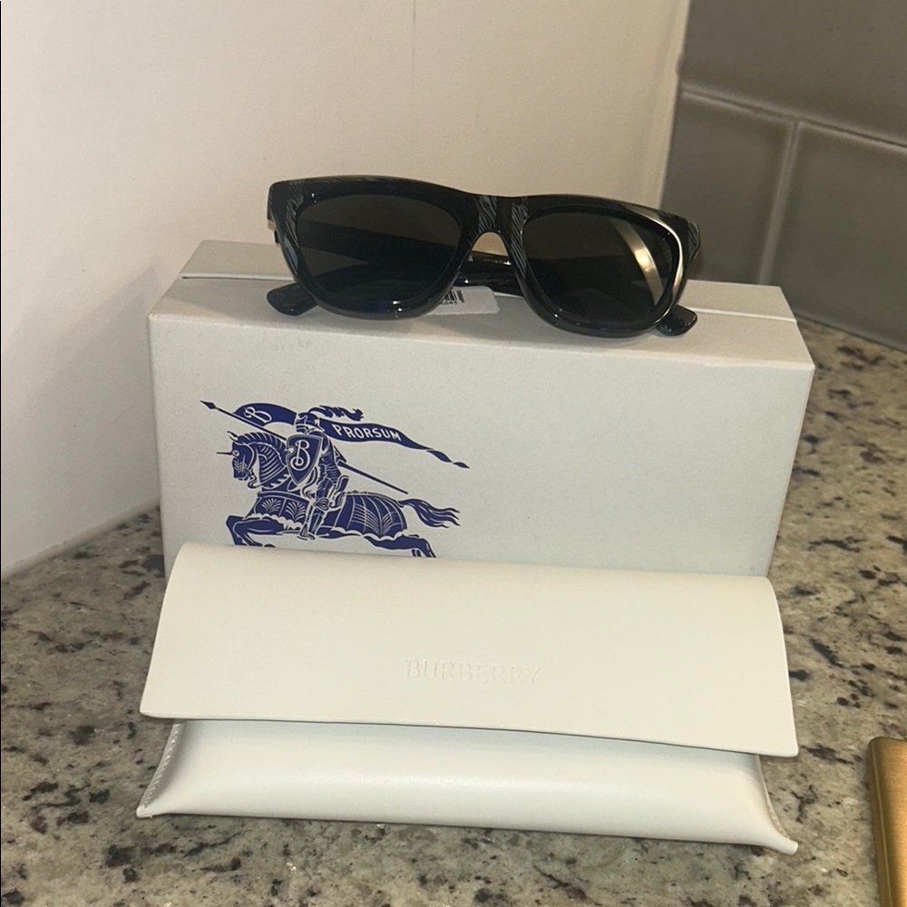 Burberry Black Sunglasses - Picture 4 of 8